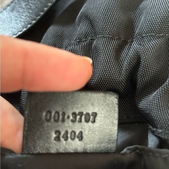 Gucci EUC vintage authenticated black nylon drawstring bucket shoulder bag - Picture 13 of 15